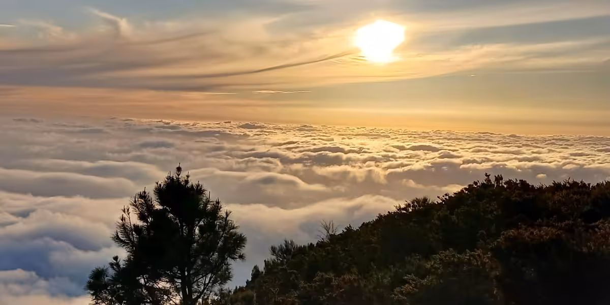 Landschaft mit Wolken und untergehender Sonne